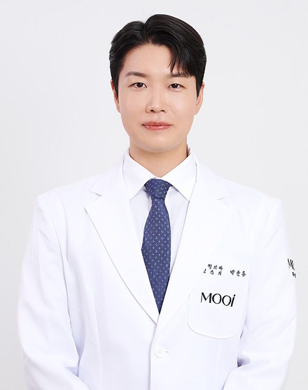 Dr. Park Yun Yong, Head Surgeon, MOOi